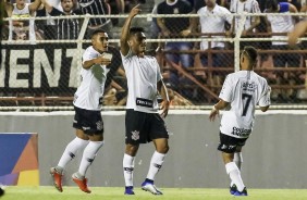 Fabrcio Oya comemora ao lado de companheiros, seu gol contra o RB Brasil