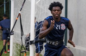 Franklin treina no CT Joaquim Grava com a equipe Sub-20 do Corinthians