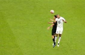 Jogada aérea durante amistoso contra o Santos, na Arena Corinthians