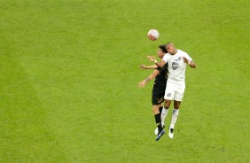 Jogada area durante amistoso contra o Santos, na Arena Corinthians