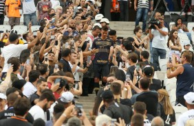 Jogadores do Corinthians descem no meio da torcida durante amistoso contra o Santos