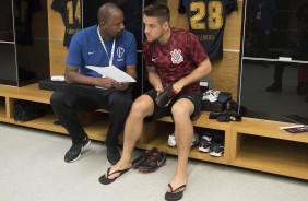 Ramiro recebe instruções da comissão técnica para amistoso contra o Santos