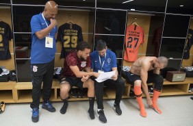 Richard recebe instruções da comissão técnica para amistoso contra o Santos