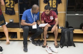 Sornoza recebe instruções da comissão técnica para amistoso contra o Santos