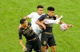Thiaguinho e Douglas no amistoso contra o Santos, na Arena Corinthians