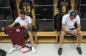 Thiaguinho e Roger no vestiário da Arena Corinthians antes do amistoso contra o Santos