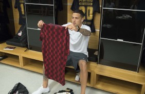 Thiaguinho no vestiário da Arena Corinthians antes do amistoso contra o Santos
