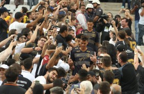 Torcida do Corinthians cumprimenta jogadores durante descida at o campo, no meio da Fiel