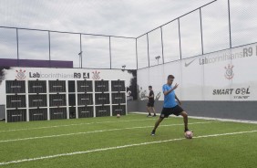 Uso do gol inteligente, o Footbonaut Genérico, no CT