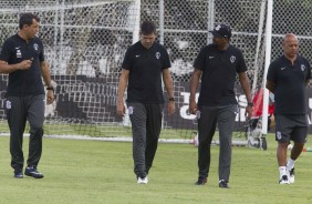 Comissão técnica do Corinthians durante treino desta quinta-feira no CT Joaquim Grava