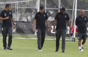 Comisso tcnica do Corinthians durante treino desta quinta-feira no CT Joaquim Grava