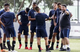 Eduardo Barroca instrui jogadores do Timãozinho durante treino no CT