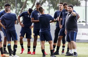 Eduardo Barroca instrui jogadores do Timozinho durante treino no CT