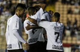 Elenco da Copinha comemora gol contra o Viso Celeste