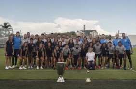 Elenco principal reunido com jogadores do Viso Celeste