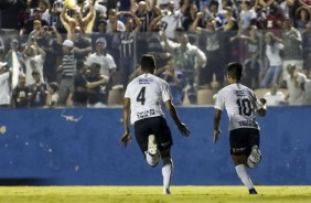 Fabrcio Oya comemora seu gol contra o Viso Celeste, pela Copinha