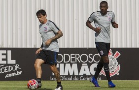 Fagner e Marllon durante treino desta quinta-feira no CT Joaquim Grava