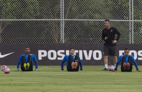 Goleiros do Corinthians durante treino desta quinta-feira no CT Joaquim Grava