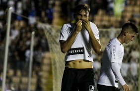 João Celeri beija o escudo do Corinthians durante comemoração do seu gol contra o Visão Celeste