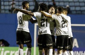 Jogadores do Sub-20 comemora gol da equipe sobre o Viso Celeste