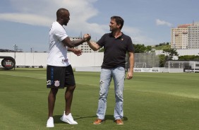 Manoel cumprimenta Duílio Monteira durante sua apresentação no CT