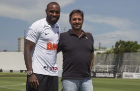 Manoel e Duílio no CT durante apresentação do zagueiro