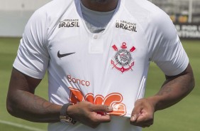 Manoel trajando o uniforme do Corinthians durante apresentação no CT