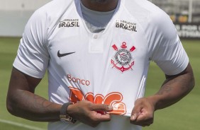 Manoel trajando o uniforme do Corinthians durante apresentao no CT