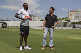 Manoel veste o manto corinthiano no CT