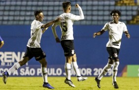 Rafinha comemora com companheiros seu gol contra o Viso Celeste