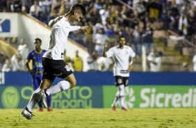 Rafinha comemora seu gol durante vitória por 8x0 contra o Visão Celeste, pela Copinha
