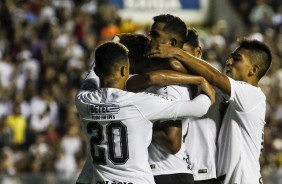 Jogadores comemorando o gol de Nathan, contra o Grêmio