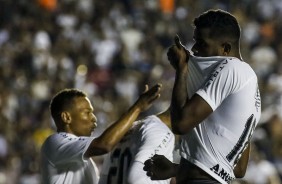 Nathan beija o escudo do Corinthians em comemoração ao seu gol contra o Grêmio