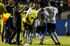 Reservas e titulares comemorando o gol de Oya contra o Grmio, pela Copinha 2019