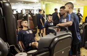 Adson e companheiros durante treino do elenco sub-20 do Corinthians