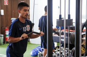 Fabrcio Oya durante treino do elenco sub-20 do Corinthians