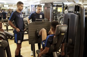 Matheus e Mantuan durante treino do elenco sub-20 do Corinthians