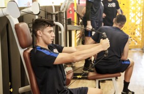 Rafinha durante treino do elenco sub-20 do Corinthians