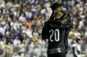 Bilu e Nathan se abraçando durante partida contra o Vasco, pela Copinha