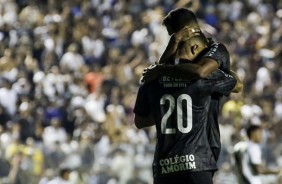 Bilu e Nathan se abraando durante partida contra o Vasco, pela Copinha