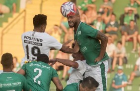 Gustavo em jogada area contra o Guarani, pelo Paulisto