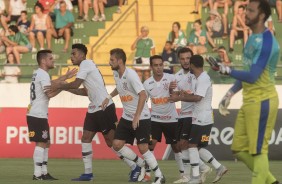 Jogadores comemorando o gol de Gustavo, contra o Guarani, em Campinas