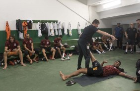 Timão se prepara no vestiário para jogo contra o Guarani, pelo Paulistão