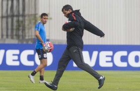 Carille no treino de hoje no CT; time treina após derrota para o Guarani