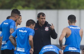 Carille orienta equipe durante treino de hoje no CT