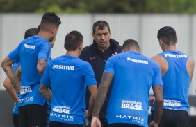 Carille passa orientaes  equipe durante treino no CT Joaquim Grava