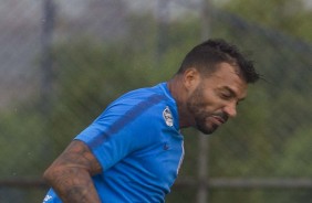 Michel Macedo em jogada aérea no CT