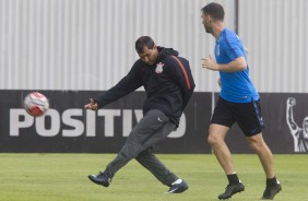 Professor Carille chuta a bola no treino de hoje no CT