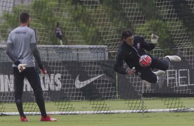 Walter e Cássio durante o treino de goleiros no CT Joaquim Grava