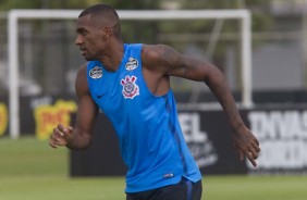 Zagueiro Marllon durante o treino desta quinta-feira no CT